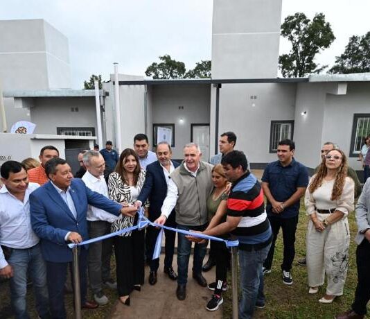 Jaldo entregó 52 viviendas en Burruyacú y destacó la reactivación de la obra pública