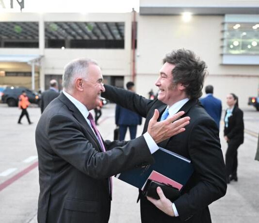 Jaldo recibió al presidente Milei en el aeropuerto