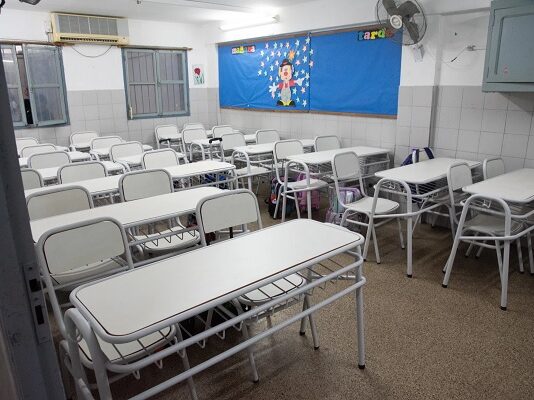 En la Escuela Gabriela Mistral las clases se desarrollan con aulas y mobiliario completamente renovados