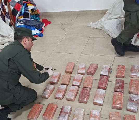 una mujer escondió 51 kilos de marihuana en mantas y acolchados