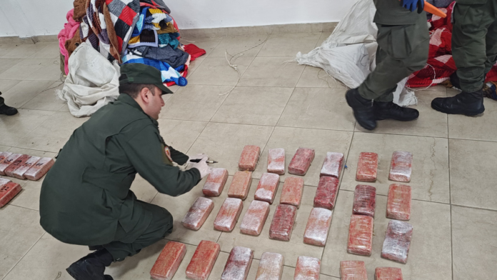 una mujer escondió 51 kilos de marihuana en mantas y