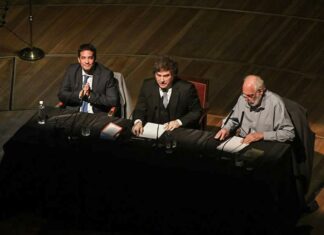 La trastienda del acto: la advertencia por el “exterminio” de Europa, el abrazo con Caputo y un grito que incomodó a Milei