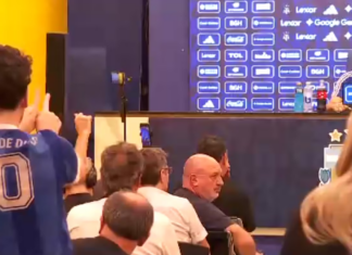 Tenso e incómodo momento en la conferencia de Scaloni con un intruso