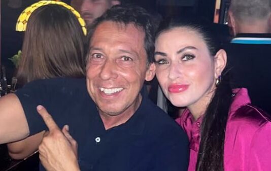 La novia del padre de Agostina Páez lo defendió tras el video donde hizo un gesto de mono: “Estaba ebrio”