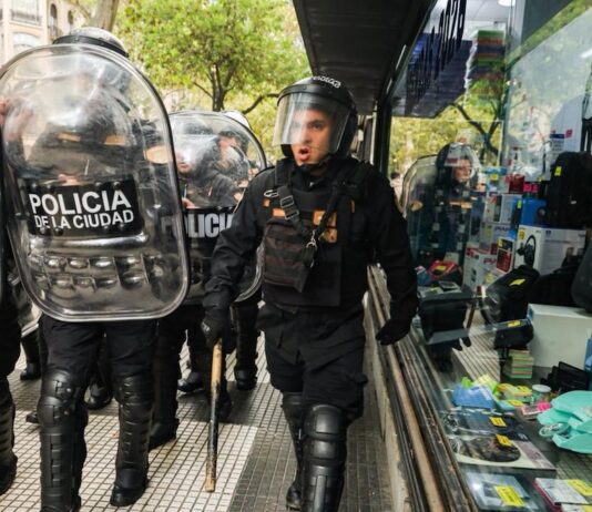 Ley de glaciares. Enfrentamientos entre manifestantes y la Policía en las inmediaciones del Congreso