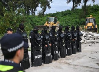 El Gobierno de Tucumán avanzó con la demolición de construcciones ilegales sobre tierras fiscales en la ribera del Río Salí.