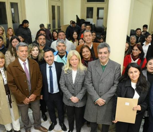 Entregaron personerías jurídicas y certificados de normal funcionamiento