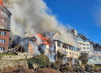 Feroz incendio en un histórico hotel turístico de Bariloche