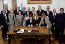 Fuerte respaldo de Milei a Adorni ante todo el Gabinete