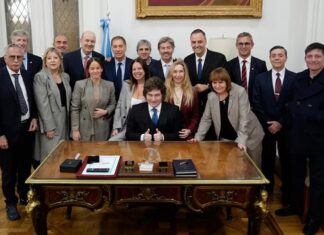 Fuerte respaldo de Milei a Adorni ante todo el Gabinete