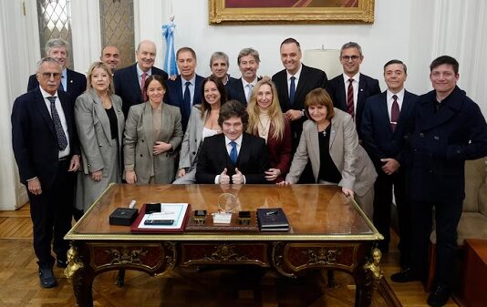 Fuerte respaldo de Milei a Adorni ante todo el Gabinete