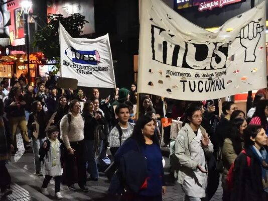 “Más educación, menos abandono”: la Escuela Normal volvió a marchar y reclamó respuestas
