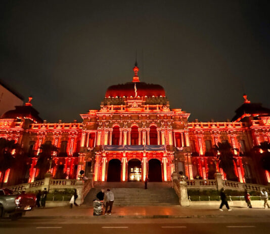 La Casa de Gobierno se iluminó de naranja por el Día Mundial de la Esclerosis Múltiple