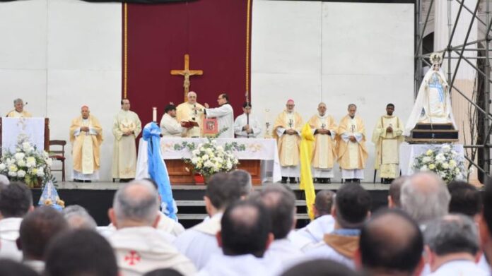 Corpus-Christi-autoridades-acompanaron-la-celebracion-central-en-Plaza-Independencia.jpeg
