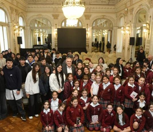 Jaldo recibió a estudiantes y turistas en el Salón Blanco