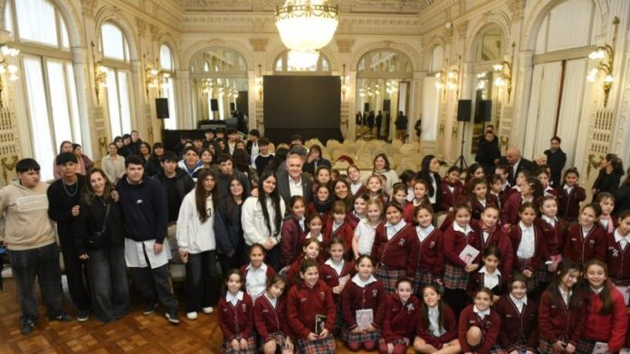 Jaldo-recibio-a-estudiantes-y-turistas-en-el-Salon-Blanco.jpeg