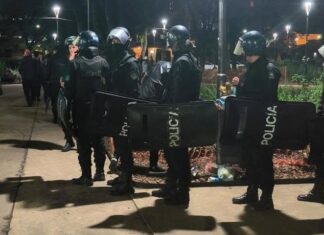 Denunciaron a policías que detuvieron a tres tucumanos con un escrito hecho con letras de Los Redondos