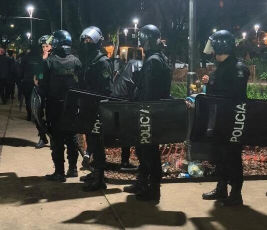 Denunciaron a policías que detuvieron a tres tucumanos con un escrito hecho con letras de Los Redondos