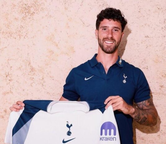 Marcos Senesi fue presentado en el Tottenham