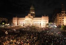 con duras críticas al Gobierno, una multitud marchó contra la violencia de género