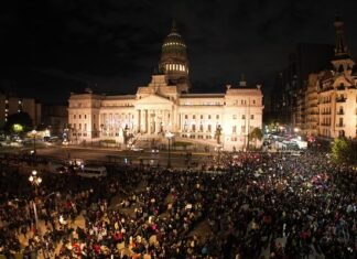 con duras críticas al Gobierno, una multitud marchó contra la violencia de género