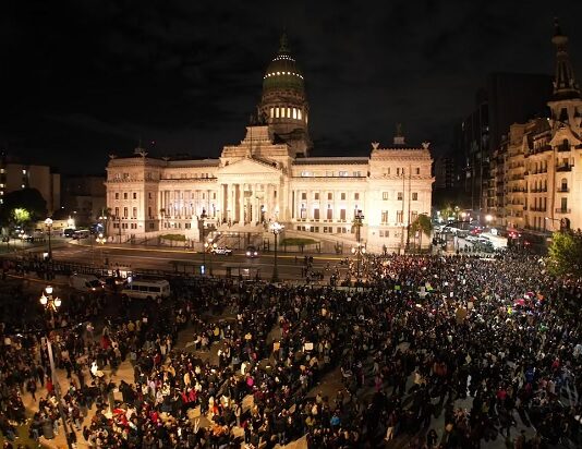 con duras críticas al Gobierno, una multitud marchó contra la violencia de género