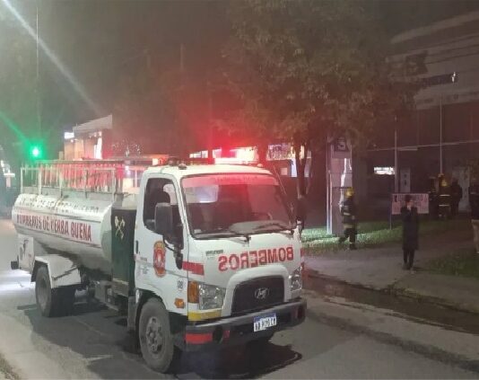 Bomberos sofocaron un incendio en un local de Av. Aconquija al 700