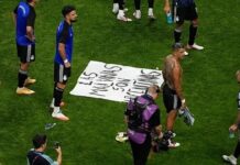 la bandera en el festejo de la Selección ante Inglaterra
