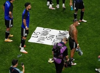 la bandera en el festejo de la Selección ante Inglaterra