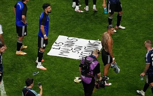 la bandera en el festejo de la Selección ante Inglaterra