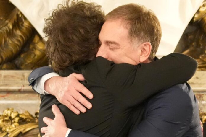 milei-abraza-a-su-nuevo-jefe-de-gabinete-diego-DGO4KM2LONHX7P6XLRQ4P5IYOE.JPG