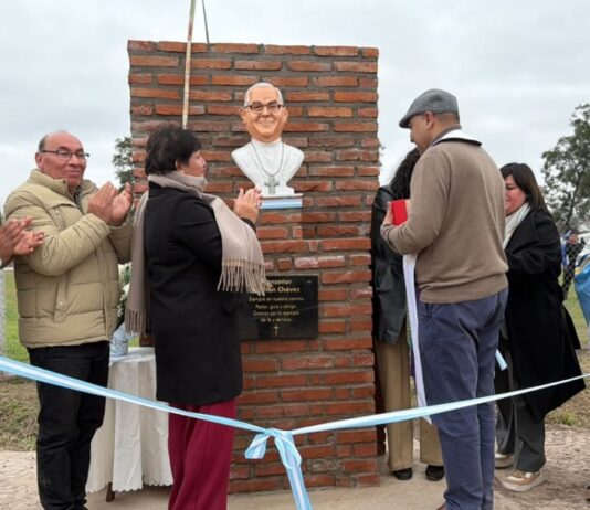 Romera Pozo inmortalizó a monseñor Melitón Chávez con un busto y quiere que la avenida principal lleve su nombre
