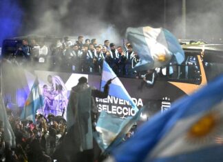 La Selección llegó al país y una multitud saludó al plantel