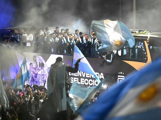 La Selección llegó al país y una multitud saludó al plantel
