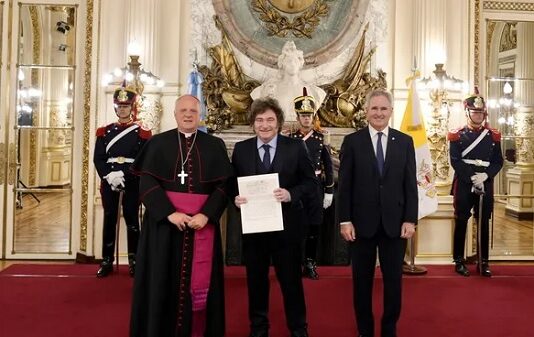 Javier Milei recibió las credenciales del nuevo nuncio apostólico