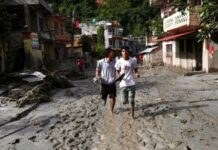 Suben a 353 los muertos en Nepal por los aludes que arrasaron pueblos