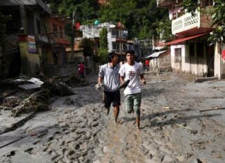 Suben a 353 los muertos en Nepal por los aludes que arrasaron pueblos