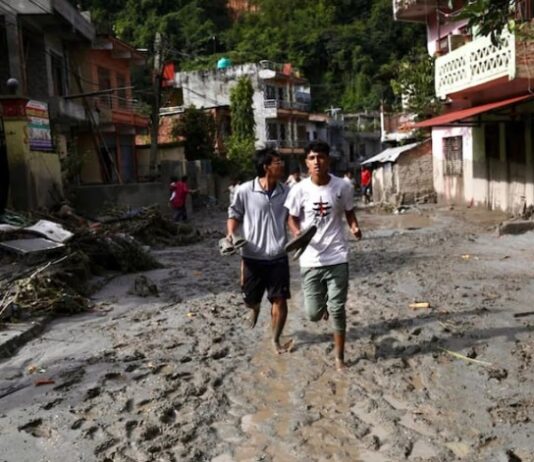 Suben a 353 los muertos en Nepal por los aludes que arrasaron pueblos