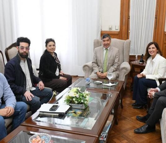 Acevedo recibió a los organizadores de la Bienal de Fotografía Documental