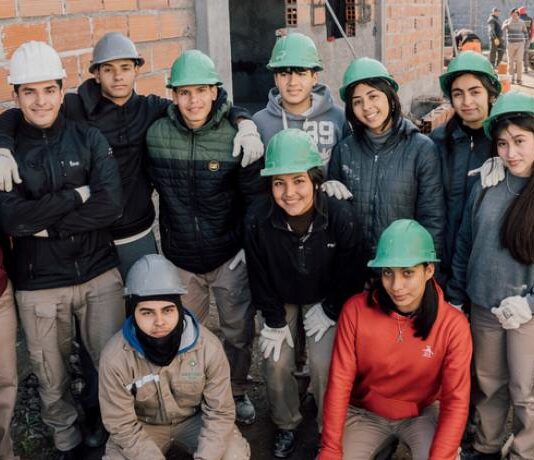 Estudiantes de La Cocha realizan prácticas profesionalizantes en la construcción del nuevo campamento de Vialidad.