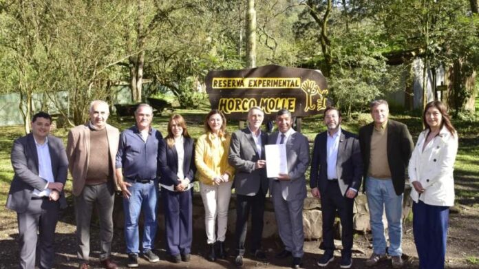 La-Legislatura-hizo-entrega-de-la-ley-que-declara-Monumento.jpeg