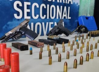 Secuestraron armas de fuego y demoraron a siete personas