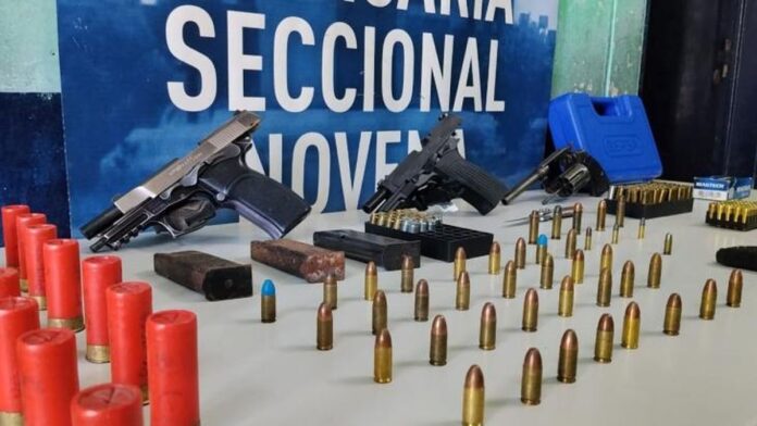 Secuestraron armas de fuego y demoraron a siete personas