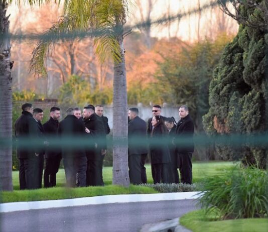 El último adiós al papá de Messi: Lío, la familia y los hinchas en en el cementerio