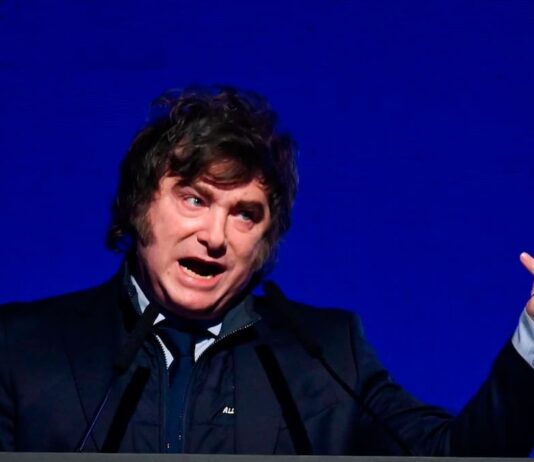 Javier Milei y sus medidas, en vivo: su participación en el congreso de la FIA y la llegada de la misión del Vaticano