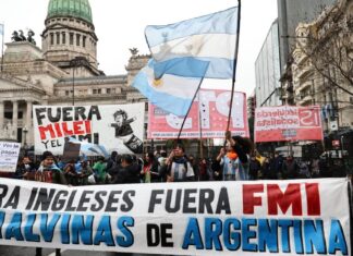 Organizaciones sociales y sindicatos. Marchan frente al Congreso mientras el Senado debate la ley de propiedad privada