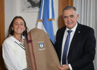Jaldo recibió a Victoria Sauze, la primera tucumana campeona del mundo con Las Leonas
