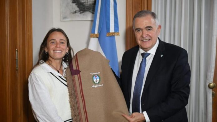 Jaldo-recibio-a-Victoria-Sauze-la-primera-tucumana-campeona-del.jpeg