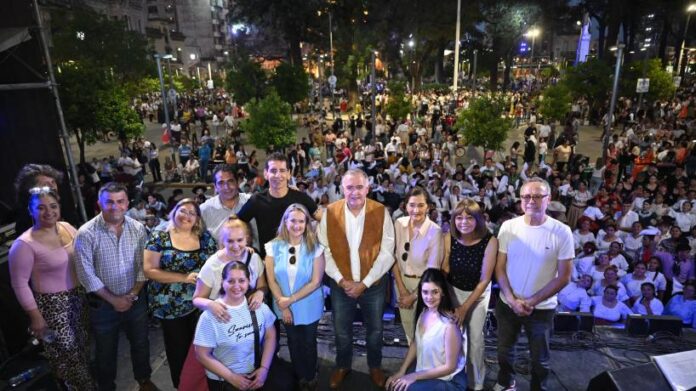 Tucuman-Danza-reunio-a-miles-de-bailarines-en-Plaza-Independencia.jpeg