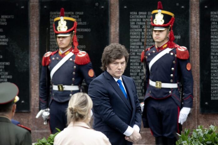 el-presidente-javier-milei-frente-al-monumento-a-ILY6P66UP5FSXHUXT4Q5HGQQYA.JPG